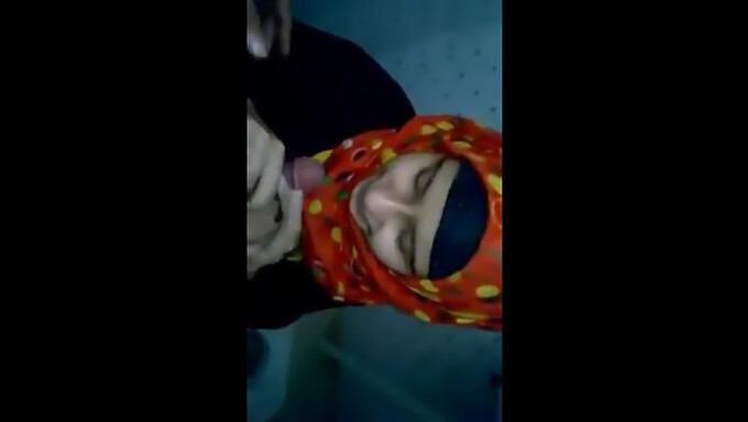 Indonesian Girl Gives A Hijab Blowjob In Video 4