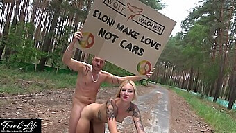 Manifestanti Nude Fuori Dallo Stabilimento Di Tesla Berlin In Una Protesta Erotica Contro Elon Musk