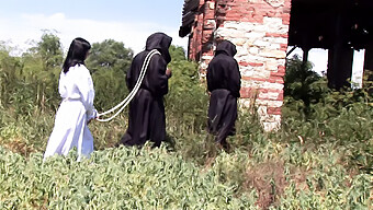 Dos Hombres Morbosos Disciplinan A Una Hermosa Chica Al Aire Libre