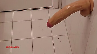 Ein Amateur-Mann Befriedigt Sich Auf Der Toilette Mit Einem Großen Glied.