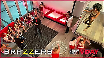 Empat Lelaki Liar Mengalami Pesta Seks Liar Dengan Bunny Colby Yang Menakjubkan Dan Tidak Dapat Dipuaskan, Keira Croft, Scarlit Scandal, Dan Aubree Valentine - Hanya Di Brazzers!