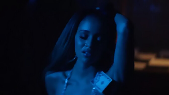 Keke Palmer Caresse Les Seins De Vanessa Morgan À Riverdale