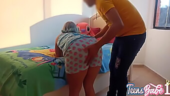 Nevlastní Otec Mě Objevuje Sám A Využívá Příležitosti K Intenzivnímu Sexu