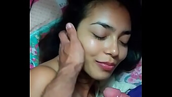 Remaja (18+) Menikmati Memberikan Blowjob Dengan Mainan Seks