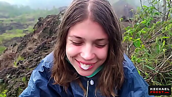 Pov Del Sexo Oral Más Atrevido En Un Volcán Indonesio En Vivo, Con Una Joven Con Tetas Naturales Y Características De 18 Años. ¡no Te Lo Pierdas!