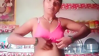 Tía India Captura Selfie Desnuda Con Sus Grandes Tetas Naturales Y Su Coño