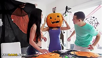 Mẹ Kế Tia Cyrus Trong Một Cuộc Gặp Gỡ Halloween Vui Nhộn