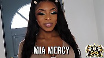 Černá Teen Mia Mercy Se Nechává Ošukat Velkým Černým Penisem V Doggy Stylu