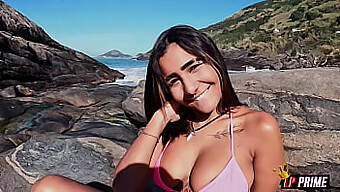 A Exibição Na Praia De Tiffany Leva A Um Final Facial Quente.