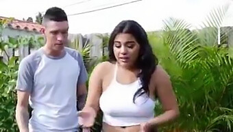 Amigos Com Benefícios: Homem E Mulher Americanos Se Envolvem Em Sexo Em Um Parque Público