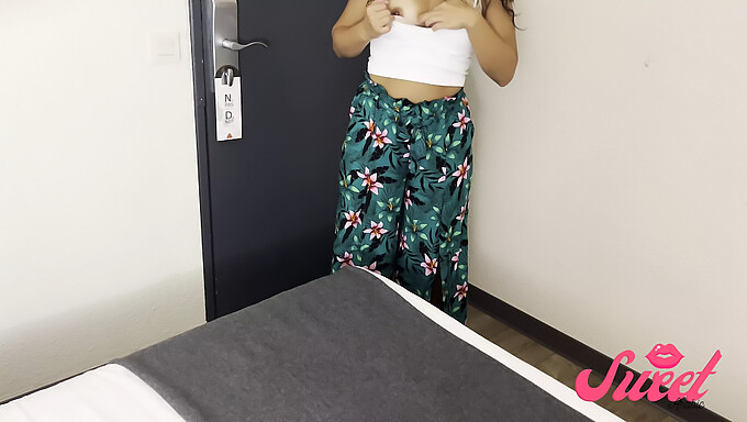 Prazer Solo De Jasmine Em Um Quarto De Hotel - Beleza Árabe Com Ativos Naturais