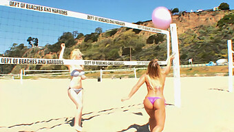 Australische Beachvolleyball-Mädchen Geben Sich Wildem Und Sinnlichem Lecken Und Fingern Hin, Um Ihr Vergnügen Zu Steigern