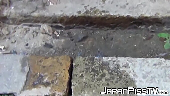 Nadržený Chlap Nahrává Japonské Dívky, Jak Močí Na Veřejnosti