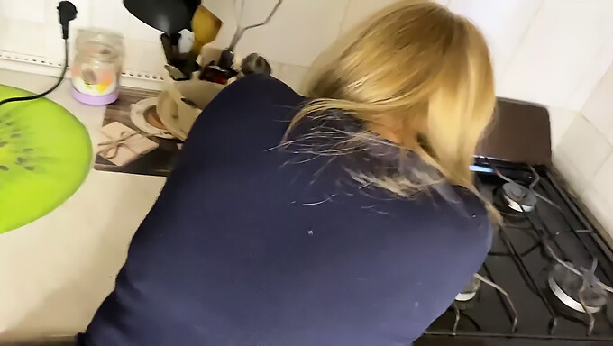 Une Femme Amateur Se Fait Sodomiser Dans La Cuisine Par Un Étranger