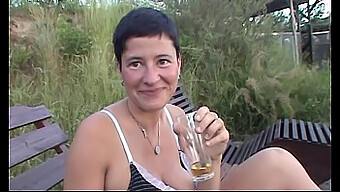 Pov Video S Brunetkou Kráskou Christine A Jej Zmyselnými Orálnymi Schopnosťami.