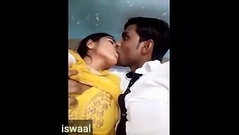 Payudara Besar Isteri India Melonjak Dalam Pesta Seks Yang Kasar