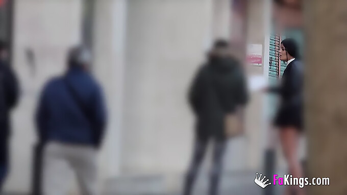 Rebeka Posa Como Una Niña Ingenua Y Seduce A Hombres En Las Calles Para Tener Sexo