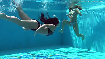 Garotas Americanas Magrinhas Mergulhando Na Piscina