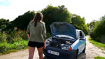 Public Car Fick Mit Einem Prallärschigen Polenpärchen