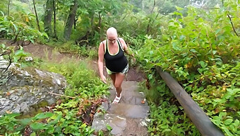 Mamada Pública Al Aire Libre En El Sendero De Senderismo Con Pov Y Corrida En La Boca