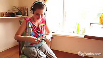 Amateurgirl Ezmerelda Kommt Zur Musik Zum Orgasmus