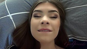 Video Pov Di Winter Jade Di Una Giovane E Calda Adolescente Che Viene Riempita Di Sborra E Raggiunge L'Orgasmo