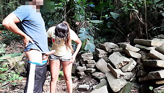 Pelacur Remaja Mendapatkan Creampie Dari Bosnya Di Hutan