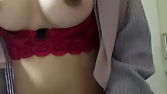 A Garota Sexy Sange Bugil Exibe Seus Seios Em Uma Sessão De Masturbação Solo.