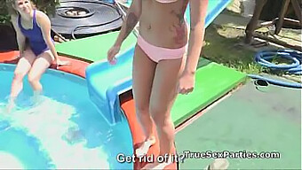 Petrecere La Piscină Cu Adolescenți Amatori Îmbrăcați În Bikini Care Se Angajează În Sex În Patru