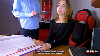 Adolescenta Primește Antrenament Anal De La O Profesoară Drăguță