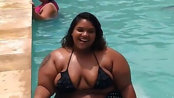 Gran Nena Negra Natural Con Tetas Enormes De La Piscina Amateur