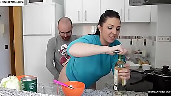 Un Couple Amateur Cuisine Une Action Chaude Dans La Cuisine.